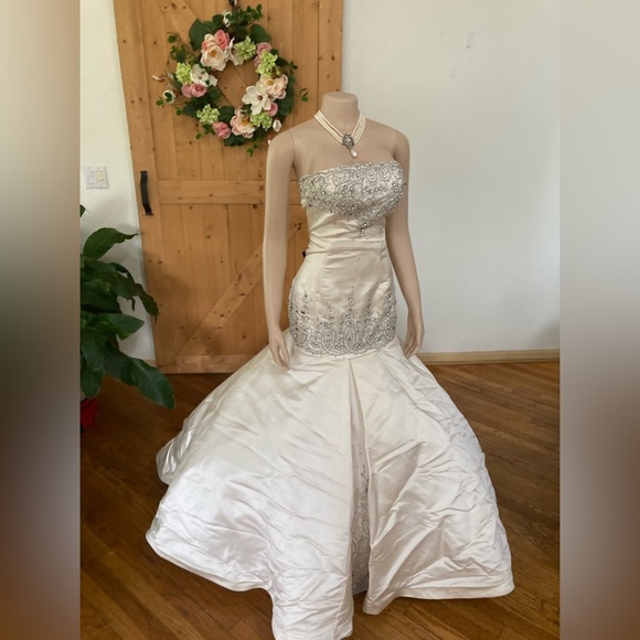 Mermaid sleeveless Silk wedding Dress with Swarovski Crystals BEAUTIFUL!! - Picture 1 of 12